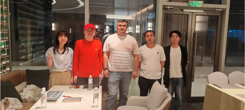 Лиеса орталық азиялық клиентпен бизнесті талқылайды